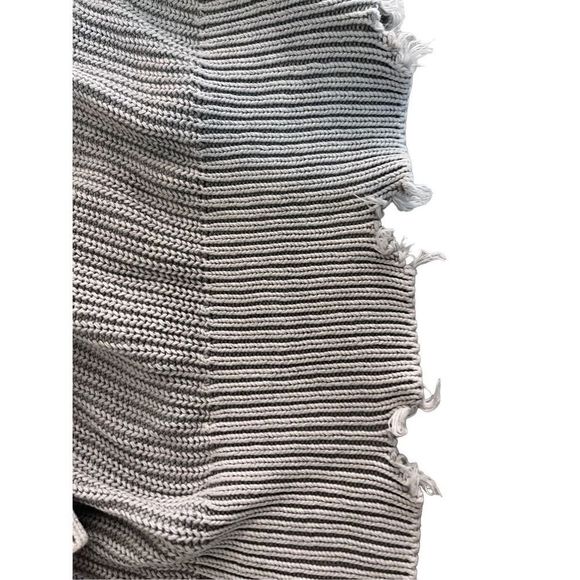 Distressed gray sweater - Picture 4 of 5